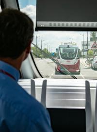 Autobus cestu bez řidiče zvládl.