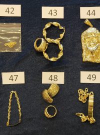 Jeden ze souborů zlatých šperků, které draží Finanční správa