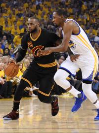 LeBron James z týmu Cleveland Cavaliers a Kevin Durant z týmu Golden State Warriors