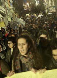 V Istanbulu protestují tisíce lidí proti výsledku nedělního referenda.