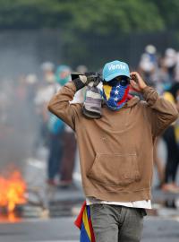 Nepokoje ve Venezuele pokračují. Prezident Maduro viní najaté skupiny a gangy.