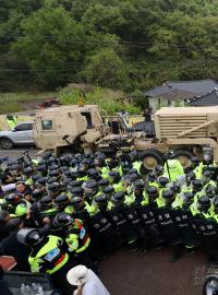 Proti příjezdu protiraketového štítu THAAD protestovalo několik lidí