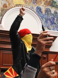 Podle svědků, na které se odvolává Reuters, do parlamentu vnikli maskovaní demonstranti, které zvolení Xhaferiho roznítilo.