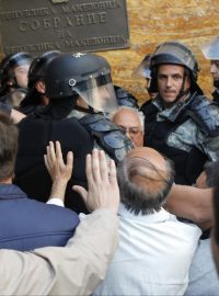 Rozbouřený dav demonstrantů ve čtvrtek vtrhnul do makedonského parlamentu.