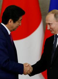 Jednání japonského premiéra Šinzó Abeho a ruského prezidenta Vladimíra Putina v Kremlu