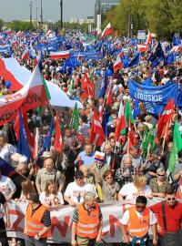 V Polsku se demonstruje proti vládě. Ve velkém