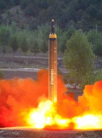Odpálení balistické rakety středního až dlouhého doletu Hwasong-12 severokorejským režimem 15. května 2016. (ilustrační foto)