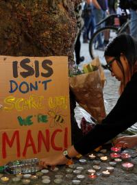 &quot;ISIS se nebojíme.&quot; Výmluvný transparent a dívky, které zapalují svíčky za oběti zabijáka z Manchesteru.