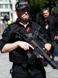 Pátý stupeň ohrožení: ozbrojení policisté střeží ulici v Londýně.