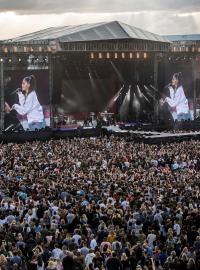 Desetitisíce lidí sledovalo koncert One Love Manchester naživo, další sta tisíce ho sledovaly online.