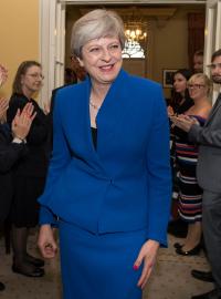 Štáb v Downing Street vítají britskou premiérku Theresu Mayovou.