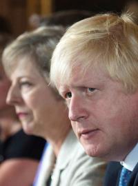 Britský ministr zahraničí Boris Johnson a premiérka Theresa Mayová (ilustrační snímek)