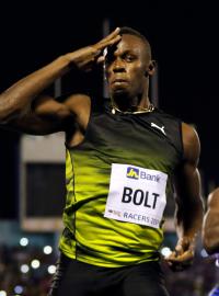 Usain Bolt probíhá cílem svého posledního závodu na Jamajce