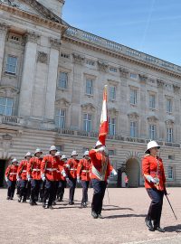 O tom, že kanadští vojáci ve Velké Británii hlídají (i kanadskou) královnu Alžbětu II., se prý dozvěděla teprve nedávno. „Není to legrace, vzhledem k tradici a významu ceremoniálu,&quot; řekla Coutová. To, že je první ženou v této roli ale nepřeceňuje a s úsměvem dodává: „Přivezli jsme prostě normální lidi a já jsem jedna z nich, jen dělám svou práci.&quot;