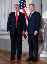Rozhovorem s Dudou zahájil Trump program čtvrteční návštěvy Varšavy.