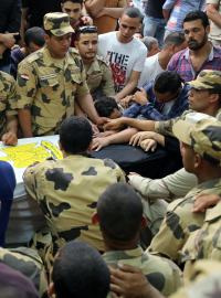Pohřeb jednoho z egyptských vojáků, kteří padli během pátečního útoku.