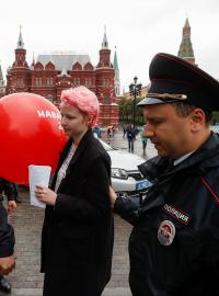 Ruští policisté zatýkají stoupenkyni opozičního politika Alexeje Navalného.