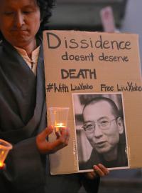 &quot;Disent si nezaslouží smrt.&quot; Demonstrace za propuštění Liou Siao-poa před čínskou ambasádou v Sydney, 12/7/2017.