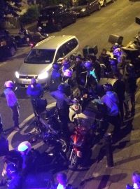 Britské policejní jednotky na křižovatce Hackney Road a Queensbridge Road, kde k jednomu z útoků došlo.