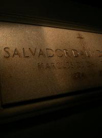Náhrobní kámen, pod kterým leží malíř Salvador Dalí