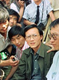Archivní snímek z pekingského náměstí Tchien-an-men, 2. června 1989. Liou Siao-po (2. zprava) a jeho spoluprotestující Kao Sin (vlevo), Čou Tuo (2. zleva) a Chou Te-Ťien hovoří s novináři před zahájením protestní hladovky.
