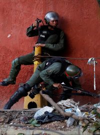 Venezuelští policisté se připravují ke střetu s protivládními demonstranty. Caracas, 26/7/2017.