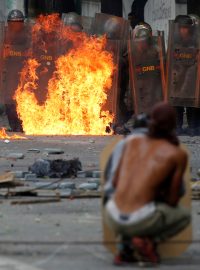 Střety protivládních demonstrantů a bezpečnostních složek. Venezuela, Caracas, 26/7/2017.