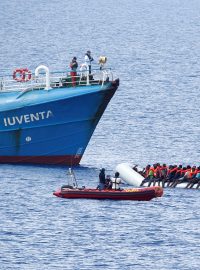 Německá nezisková organizace Jugend Rettet zachraňuje migranti ze Středozemního moře u libyjského pobřeží.