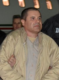 Drogový boss Joaguín Guzmán, zvaný El Chapo - tedy Prcek (uprostřed)