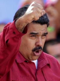Gesto venezuelského prezidenta Nicoláse Madura na manifestaci proti americkému prezidentovi Donaldu Trumpovi