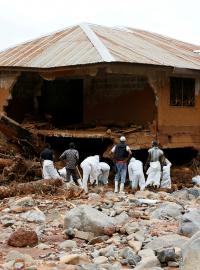 Záchranáři prohledávají trosky po sesuvech půdy ve Freetownu.