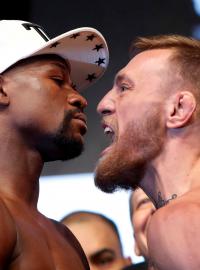 Floyd Mayweather Jr. a Conor McGregor při vážení