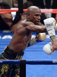 Americký boxer Floyd Mayweather (vlevo) zůstal neporažen v padesátém zápase profesionální kariéry, v Las Vegas porazil Conora McGregora.