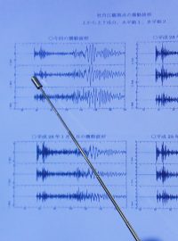 Tisková konference japonského meteorologického ústavu o zaznamenaném zemětřesení v KLDR