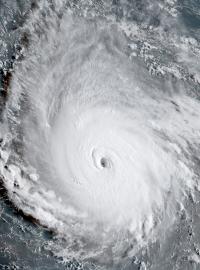 Hurikán Irma míří k obydleným ostrovům v Karibiku.
