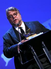 Režisér Guillermo Del Toro během svého projevu. Jeho film The Shape of Water vyhrál Zlatého lva za nejlepší film