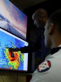 Hurikán Maria, který poničil ostrovy Dominika a Guadeloupe, opět zesílil a blíží se k Panenským ostrovům.