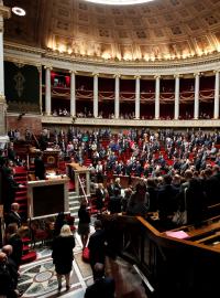 Před hlasováním francouzští poslanci drželi minutu ticha za oběti útoku v Marseille a v Las Vegas.