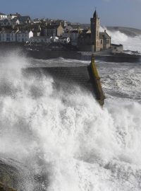 Bouře Ophelia, která v pondělí dorazila k Britským ostrovům, již zasáhla plnou silou Irsko.