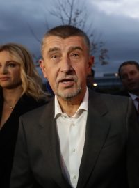 Andrej Babiš při příjezdu do volebního štábu