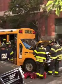 Příslušníci záchranných složek vedle autobusu poškozeného při útoku