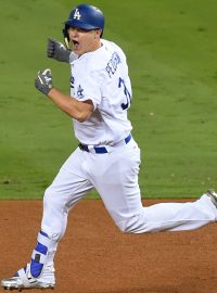 Joc Pederson z Los Angeles slaví svůj homerun.