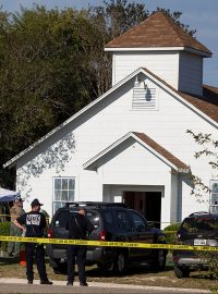 Strůjcem nedělního masakru v texaském Sutherland Springs byl podle policejních zdrojů šestadvacetiletý Devin Patrick Kelley, někdejší příslušník amerického letectva, který byl trestán za domácí násilí a ze služeb následně propuštěn.