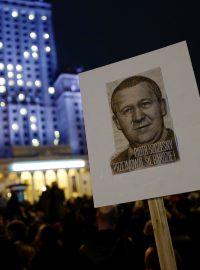 Několik stovek lidí si v pondělí ve Varšavě připomnělo Piotra Szczęsného, který se 19. října upálil před Palácem kultury a vědy v centru polské metropole