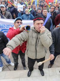 V Rumunsku se protestovalo už poněkolikáté tento měsíc. Na snímku je zachycená demonstrace ze 7. listopadu v Mioveni.