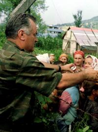 Generál Mladič rozdává před fotografy nápoje utečencům ze Srebrenice