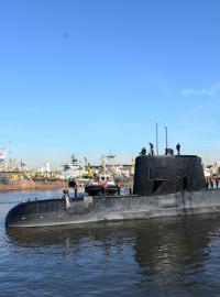 Armádní ponorka San Juan odjíždějící z přístavu v Buenos Aires. Archivní snímek.