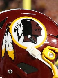 Washington Redskins v lize amerického fotbalu (na snímku), baseballisti Cleveland Indians nebo Chicago Blackhawks v NHL. To jsou příklady stovek týmů v USA, které mají v názvu nebo coby maskota symboly domorodých Američanů