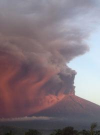 Erupce sopky Agung na indonéském ostrově Bali