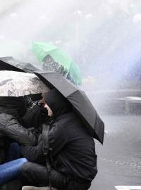 Protiimigrační Alternativa pro Německo volí vedení. Proti demonstrantům vytáhla policie vodní dělo